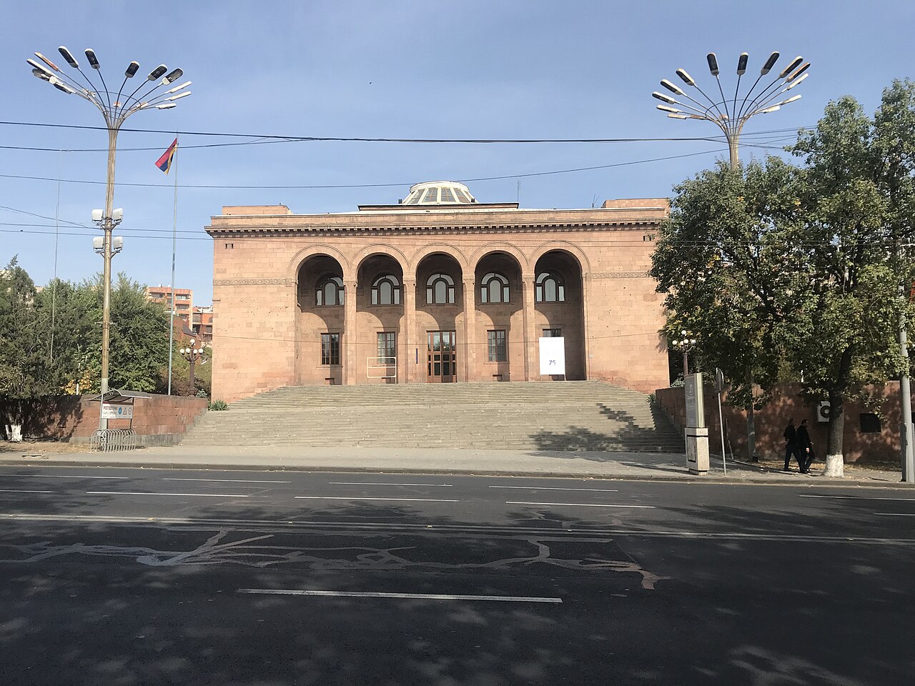 Главное здание Национальной академии наук Армении · фотография 2018 года